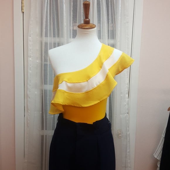 FLASH SALE!!!🎉🎉 Last one! One Shoulder Ruffle Bodysuit - Picture 2 of 3
